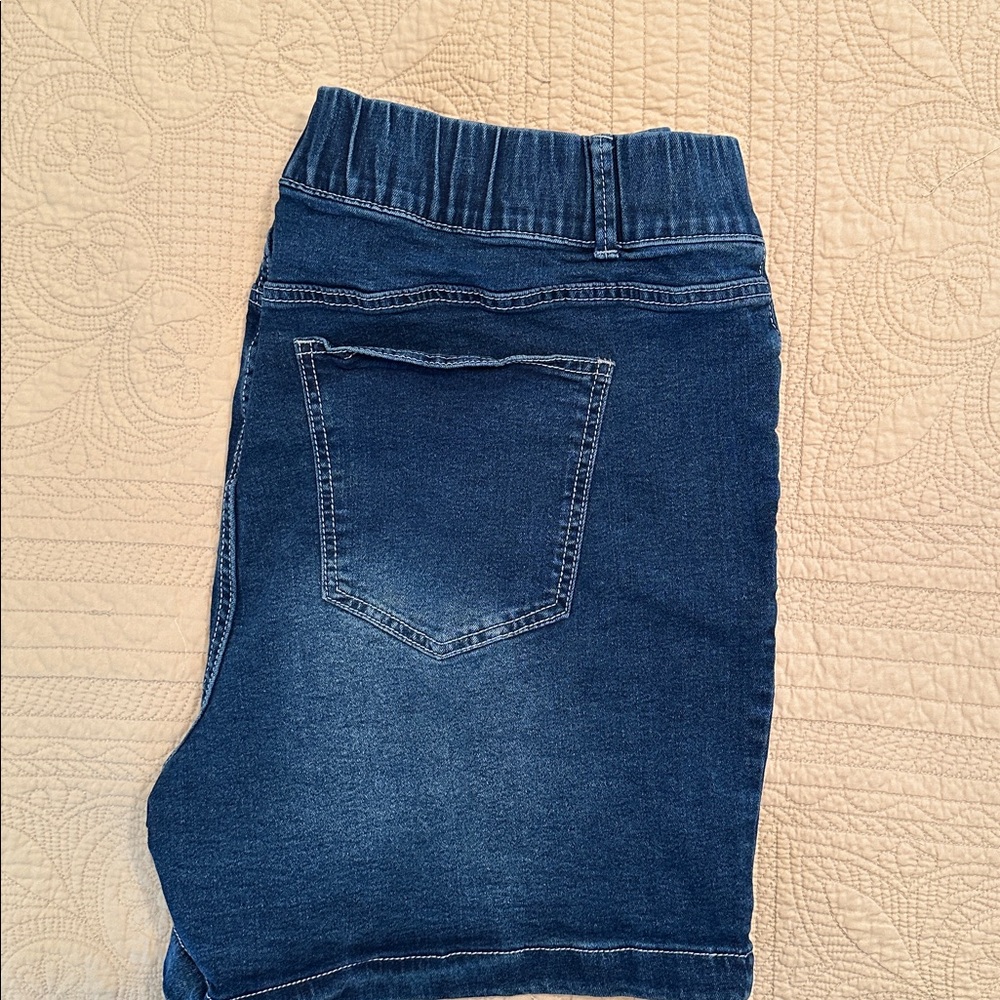 Size 20 BloomChic Dark Blue Denim Shorts. Never worn! - Picture 4 of 4